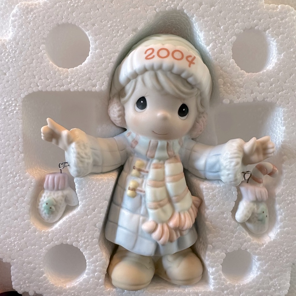 Precious Moments figurine - “S’mitten With the Christmas Spirit” Dated 2004